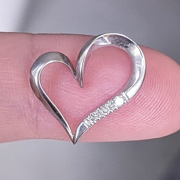 10K solid white gold diamond tilted heart pendant - Picture 1 of 11